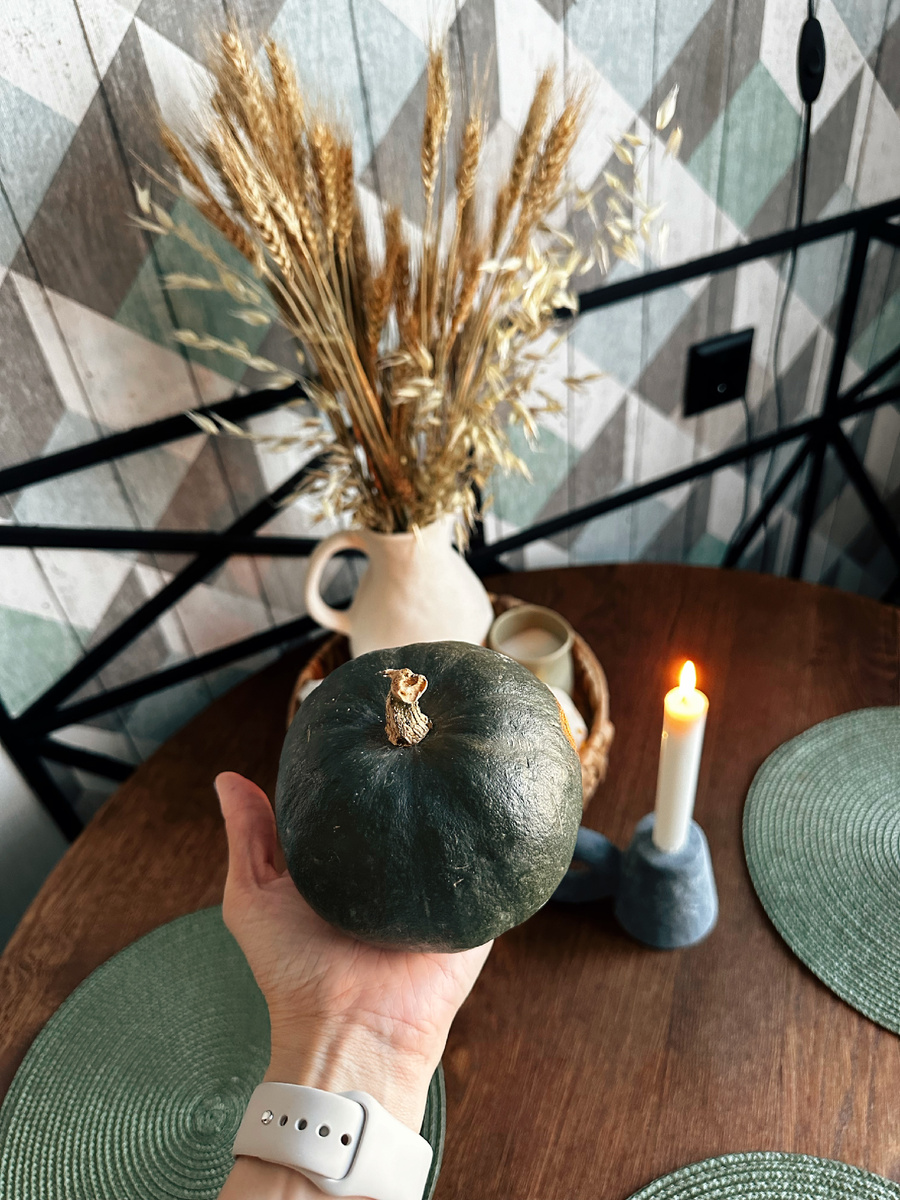 В этом году просто волшебная осень. Такая уютная и теплая, что я даже не могу припомнить ничего подобного. Обычно сразу после Никиткиного дня рождения погода резко портится, и в воздухе уже пахнет зимой. В этот раз же наоборот полное ощущение тепла и нежного солнца. Если тоже любите сезонный декор, то в Телеграм недавно показала свою композицию для обеденного стола. Надеюсь, что вдохновлю вас на свои собственные уютные композиции.