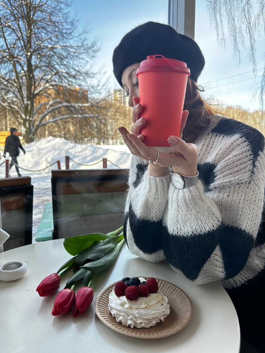 Мой идеальный набор на зиму — высокие сапоги, ботинки и утепленные кроссовки. Вообще зимняя обувь традиционно самая дорогая в гардеробе, менять каждый год получится далеко не у всех, поэтому пусть в первую очередь она будет теплой и не скользкой.