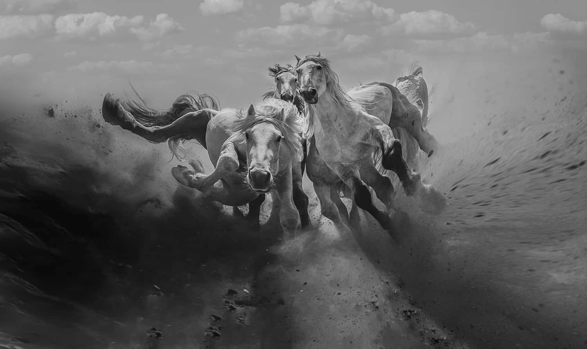 Вот так примерно выглядит рабочий процесс, в котором большинство из нас с вами находится. (Фото из интернета, но мне понравилось, как оно отражает происходящее)