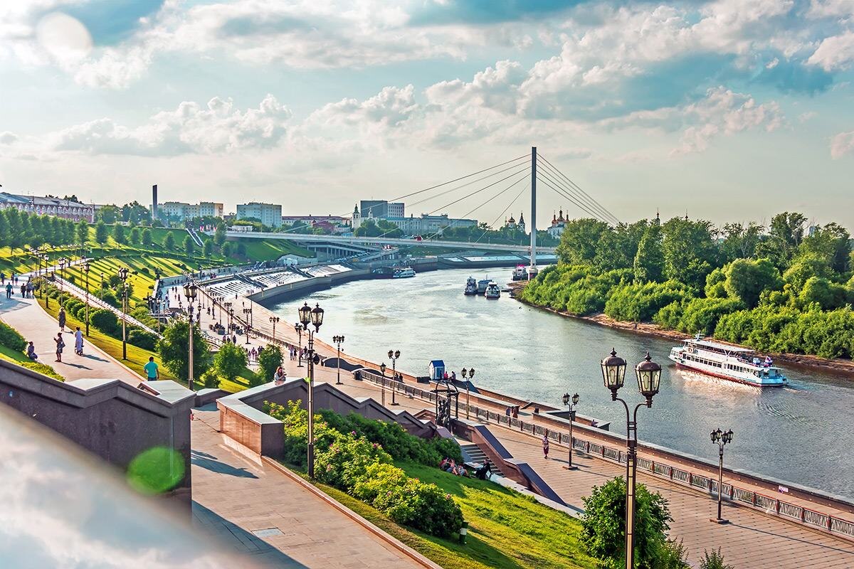 Набережная Тюмени, теплоходы на Туре