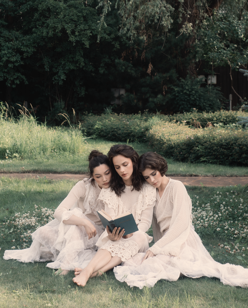     Коллаборация Masterpeace x Belles Lettres — это совместный проект Евгении Линович с издательством современной зарубежной литературы для женщин «Бель Летр»