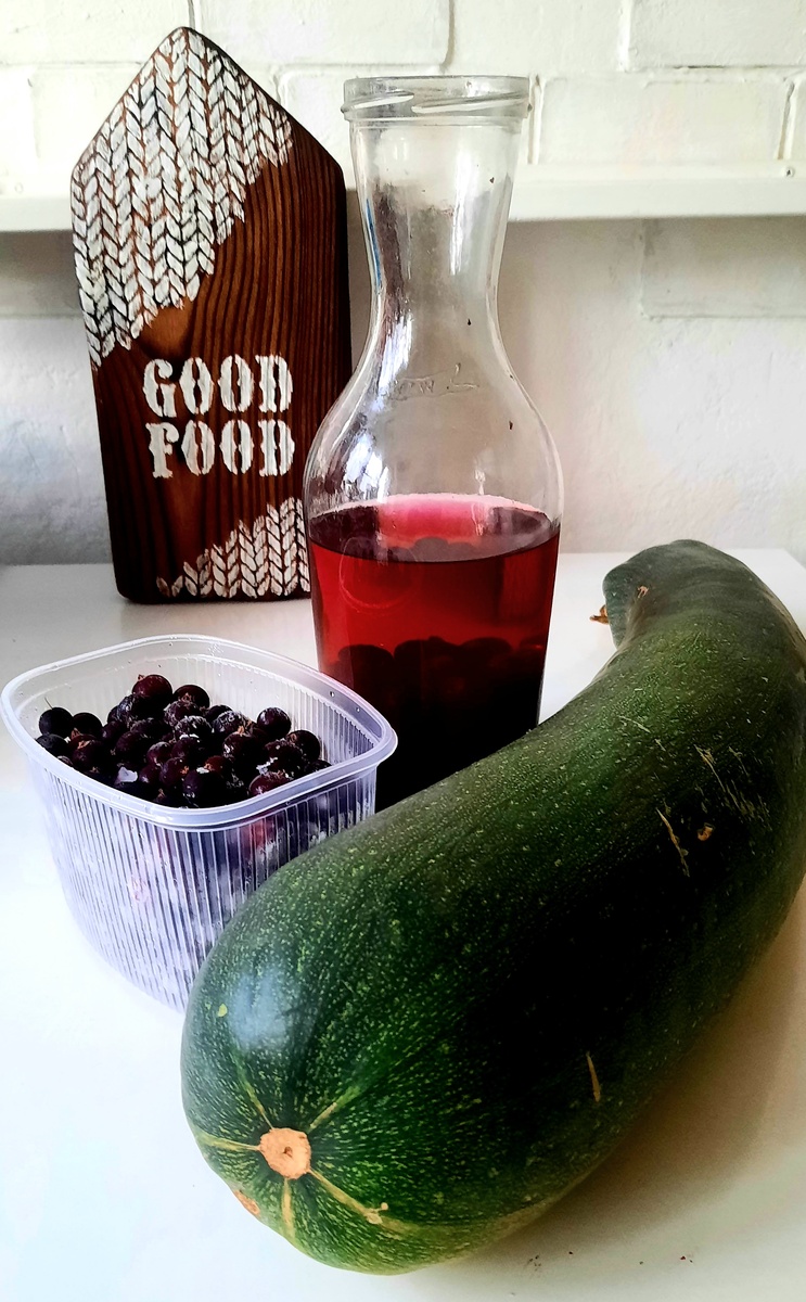 В этот раз из замороженной чёрной смородины будет настойка и пастила с кабачком.