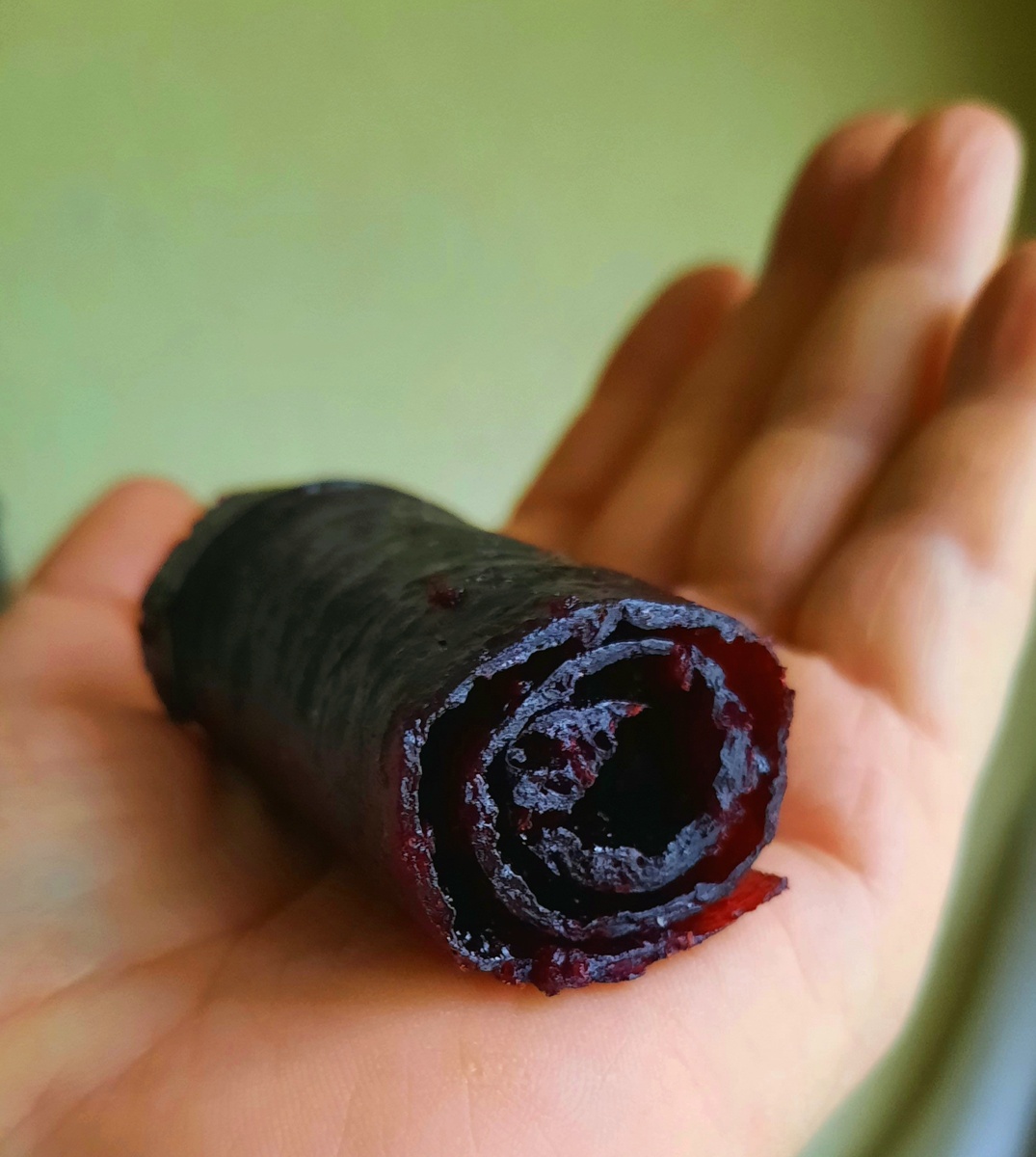 Пастила из непротёртой чёрной смородины.