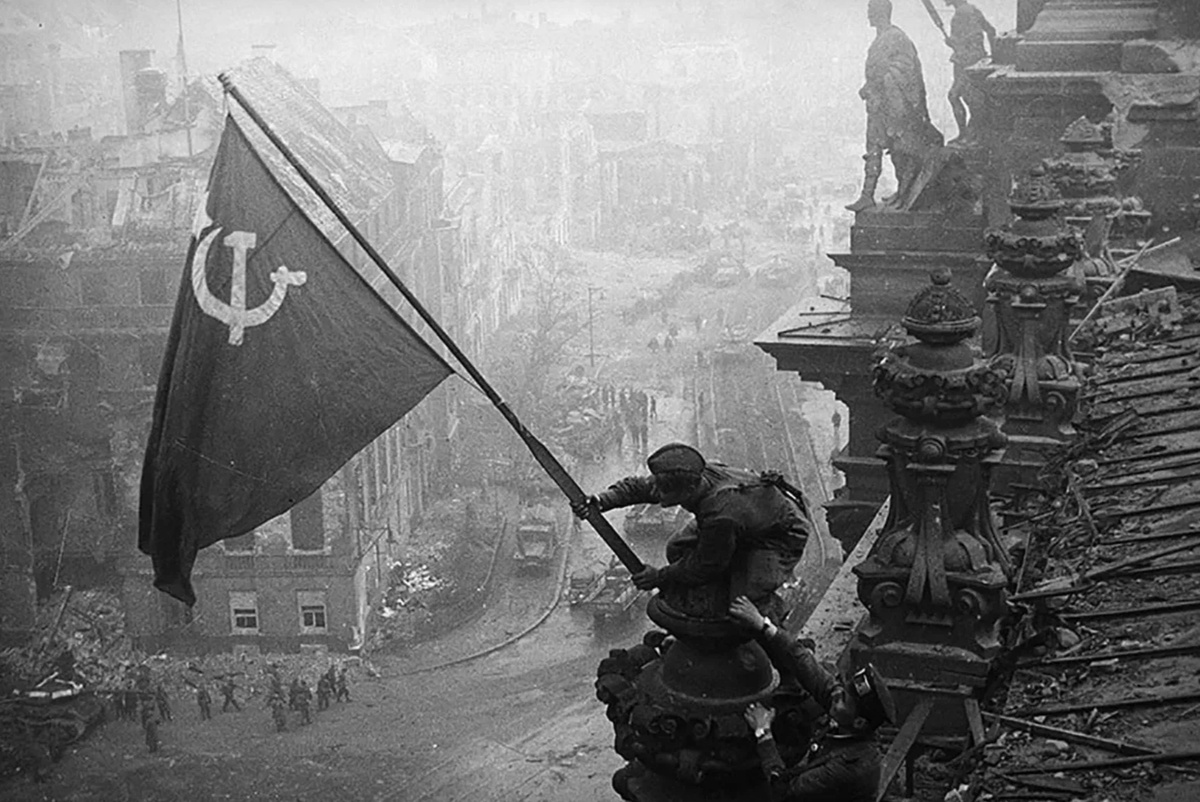 Именно советские солдаты подняли красный флаг над Рейхстагом М.А Егоров и М.В. Кантария