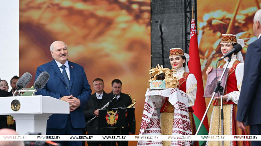     "Ребят поддержим за уборочную". В чем, по мнению Лукашенко, главная ценность "Дажынак"