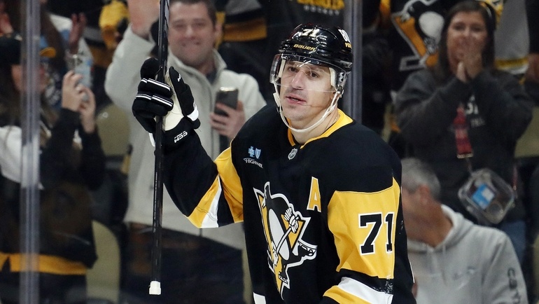    Евгений Малкин приветствует публику после 500-го гола в НХЛ.Imagn Images USA Today Sports