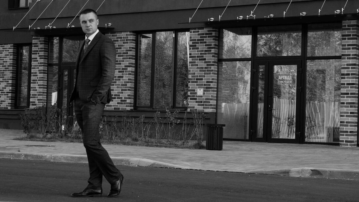 Элегантность всегда в моде. Классический мужской костюм подчёркивает стиль и статус своего обладателя. Это базовая деталь гардероба, которая должна быть в шкафу не только офисного работника, но даже тех, кто предпочитает джинсы.