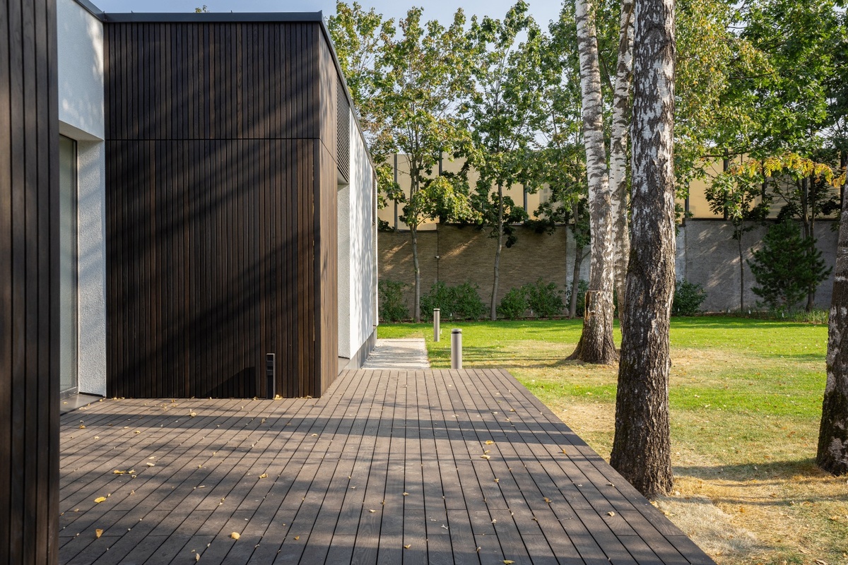 Реечный фасад и терраса из массива Термоясеня (ООО Термо Вуд)