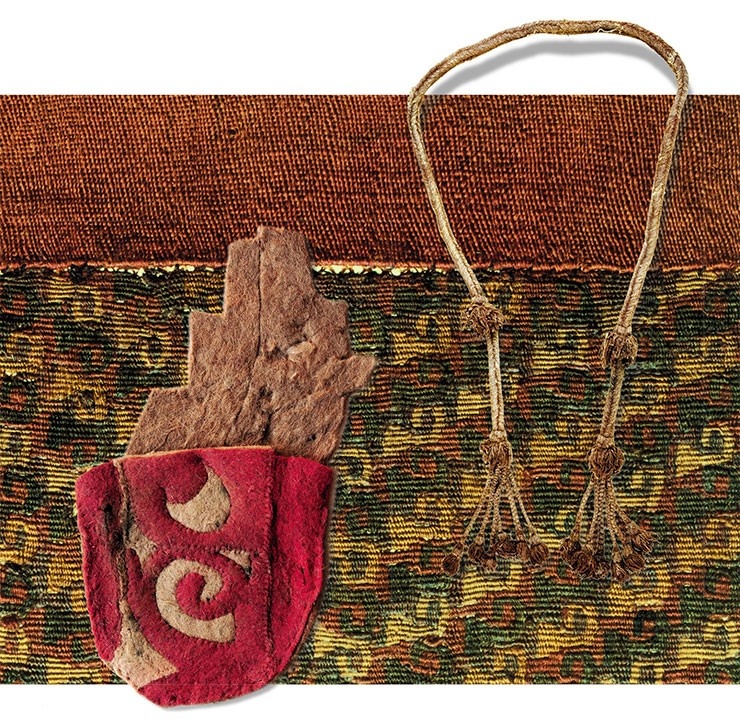 Благодаря льду, заполнившему погребальные сооружения пазырыкской знати в Алтайских горах, в них удивительно хорошо сохранились предметы из органических материалов, включая одежду и другие изделия из шерсти. Вверху – фрагмент шерстяной юбки из Второго Пазырыкского кургана (Эрмитаж, колл. № 1684-244, 245); войлочный чехол для зеркала и плетеный шерстяной пояс-шнур из кургана 1 могильника Ак-Алаха-3 (Музей ИАЭТ СО РАН)