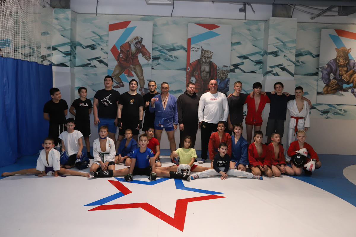 13 октября 2024 года спортсмены нашего клуба, разных возрастов, посетили «День спаррингов» в клубе «Самбо Дружина». Их пригласил туда наш друг и тренер клуба Дружина Михаил Николаевич.В течение полутора часов спортсмены участвовали в бескомпромиссных поединках. Это помогло им лучше понять свои реальные возможности и научиться применять полученные навыки.Родители, которые привезли своих детей на день спаррингов, потратили несколько часов своего выходного дня. Но они большие молодцы!