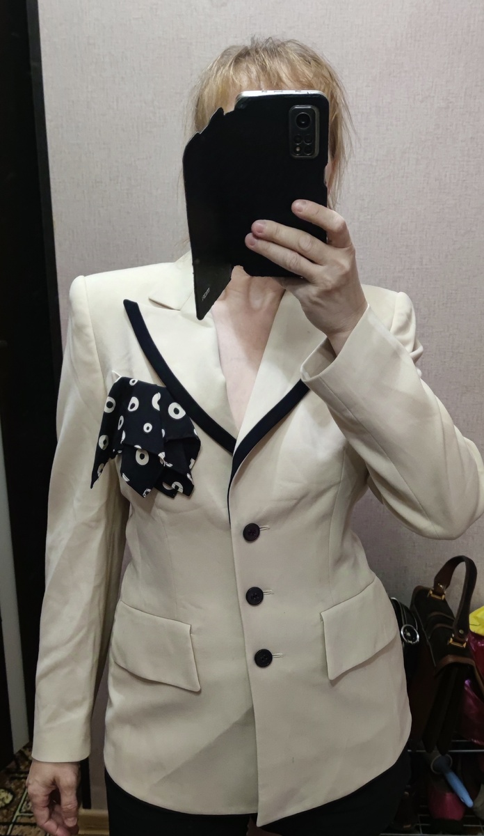 Так ко мне приехал вот такой прекрасный пиджак от Escada, шерстяной, с подкладкой из шёлка. 