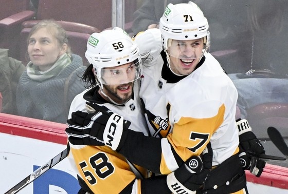    Евгений Малкин (справа)