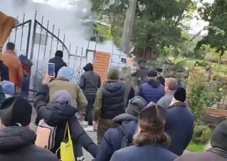    Верующие УПЦ отстояли собор в Черкассах от вооружённого набега украинских бандитов из ПЦУ