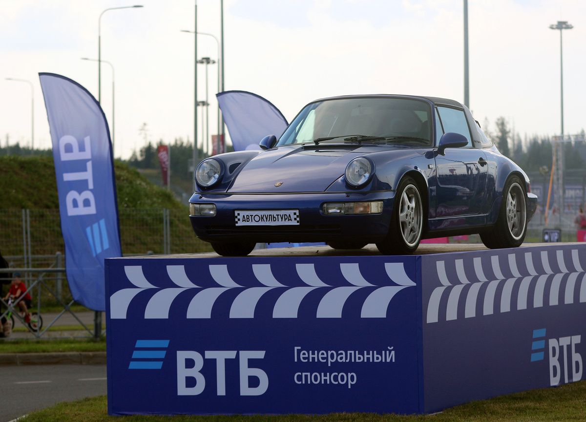 Porsche в цветах генерального спонсора фестиваля