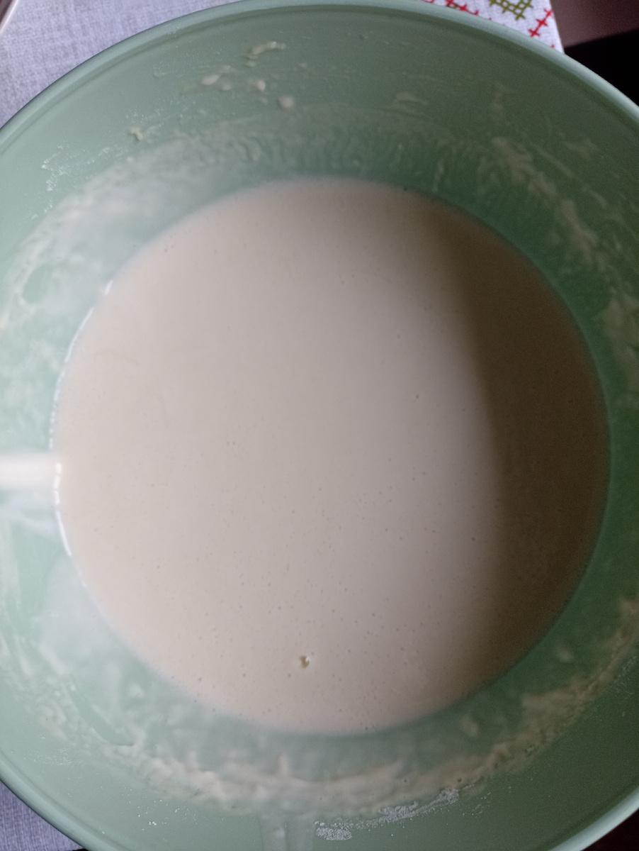 Тесто замешиваем не густое