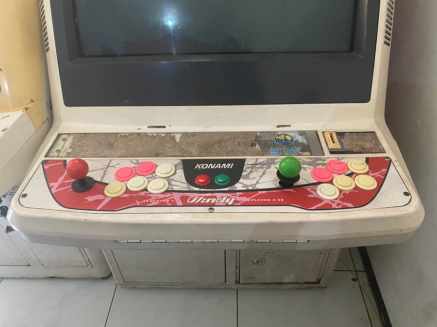 Shutterstock📷Старый игровой автомат от Konami в Индонезии