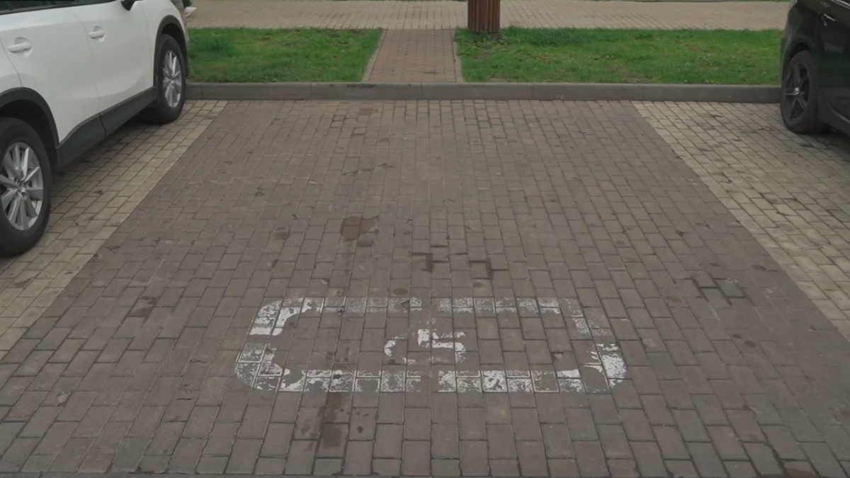    Типичное парковочное место для инвалида в Воронеже. Машина слева стоит почти вплотную. Фото: скриншот VK