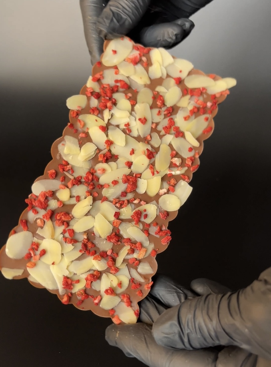 плитка шоколада с сублимированными ягодами