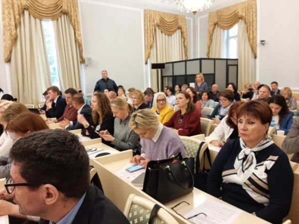 В зале конференции, а она проходила в Финансово-экономическом университете,  свободных мест не было