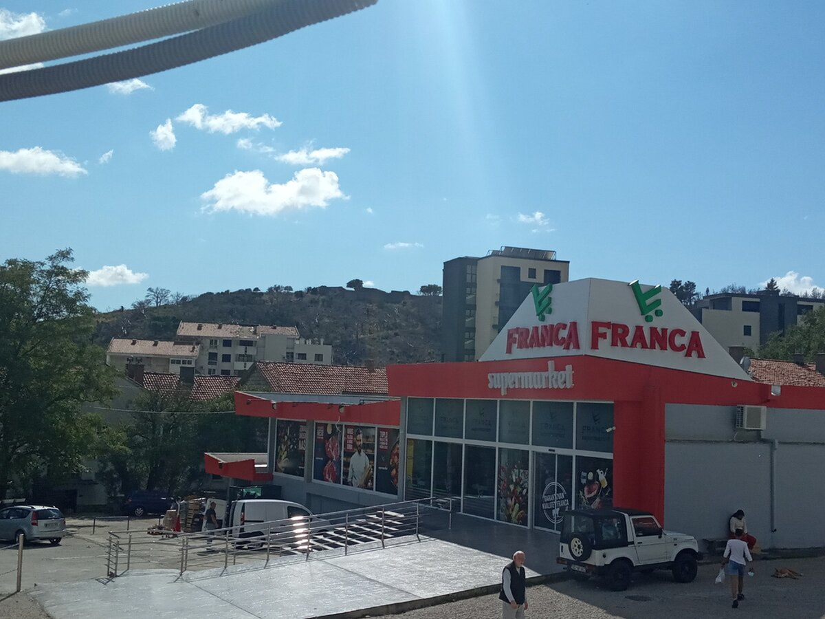 по пути к пляжу.