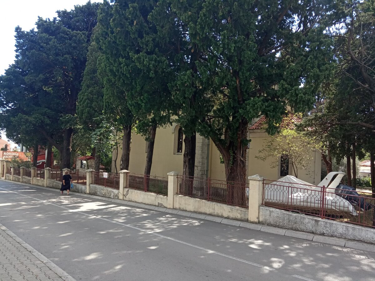 католическая церковь на пути к пляжу