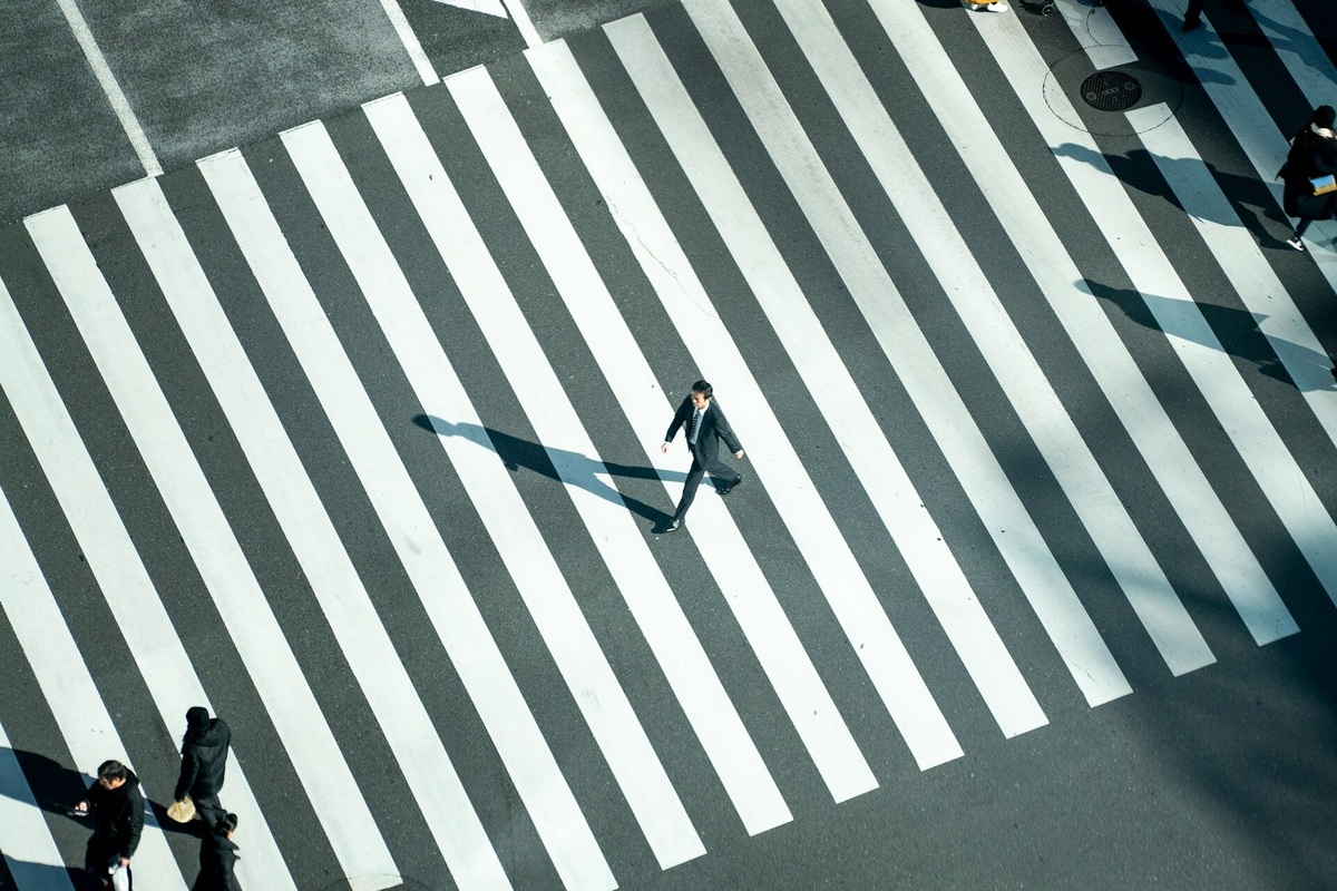     Почему пешеходные переходы красят именно в черно-белую полоску