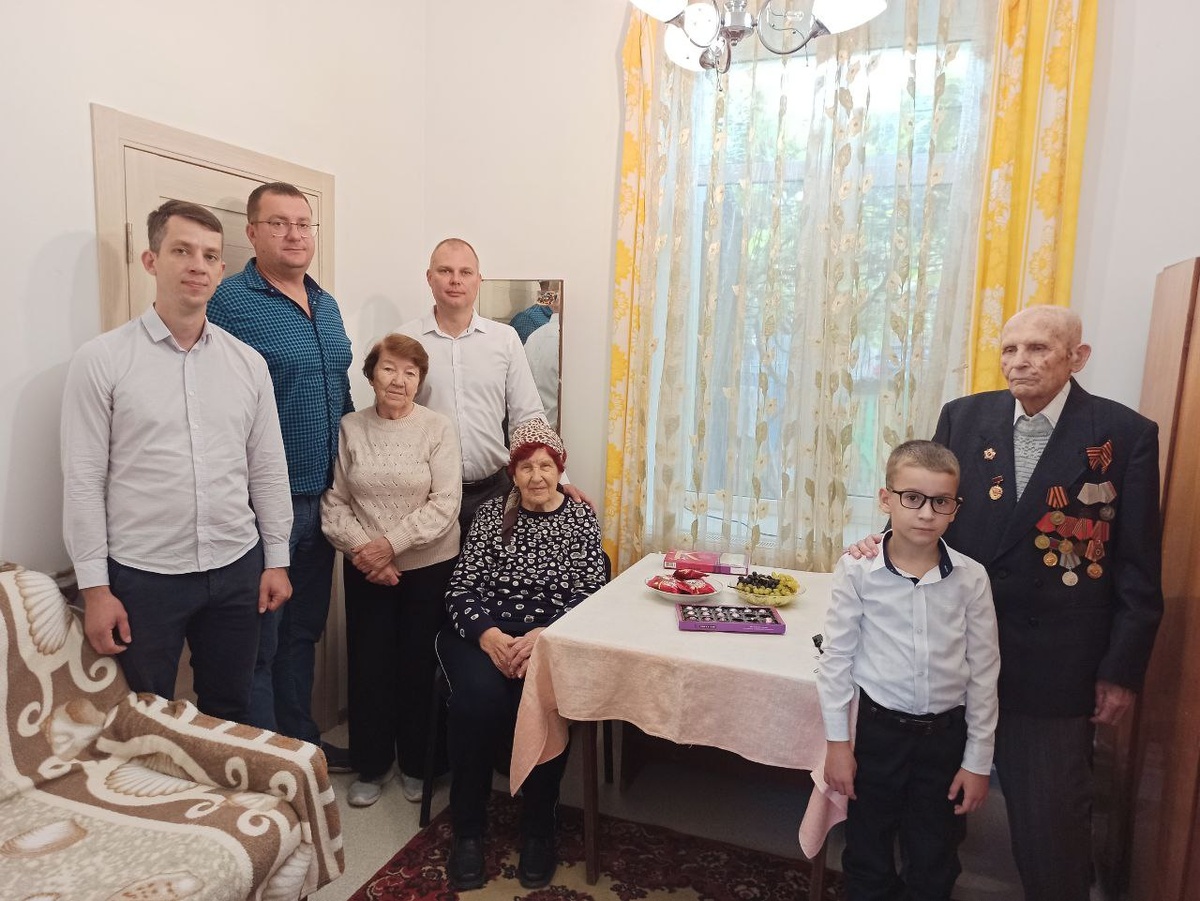 Поздравить с новосельем ветерана войны пришли те, кто помогал делать ремонт. Слева направо: Максим Минаев, Сергей Пелешко, Валентина Шастина, Денис Левагин, Валентина Чаленко, Илья Пелешко и Григорий Чаленко