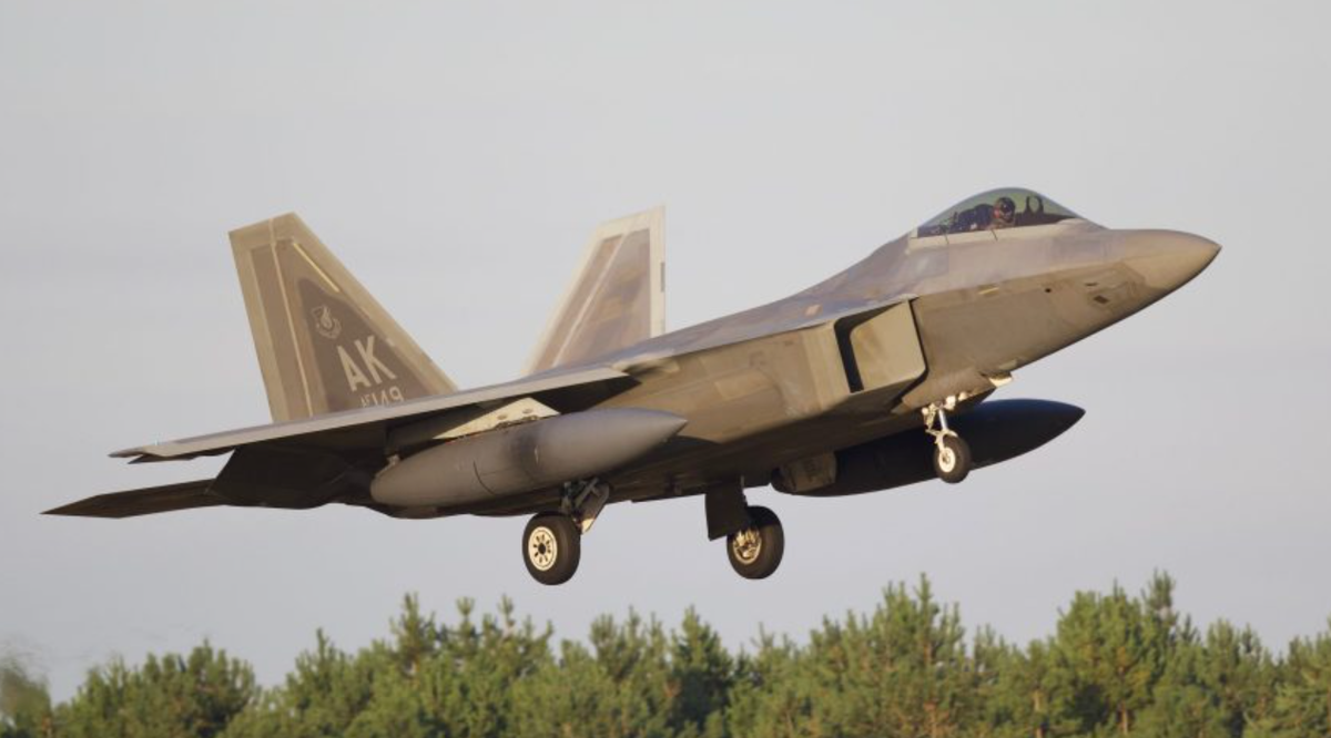 Уже третий месяц Ф-22А 3-его авиакрыла ВВС США простаивают на базах в КСА, ОАЭ и Бахрейне. Никто так и не понял, зачем американцы пригнали сюда "Рапторов", которые почти что не летают. Фото НОРАД