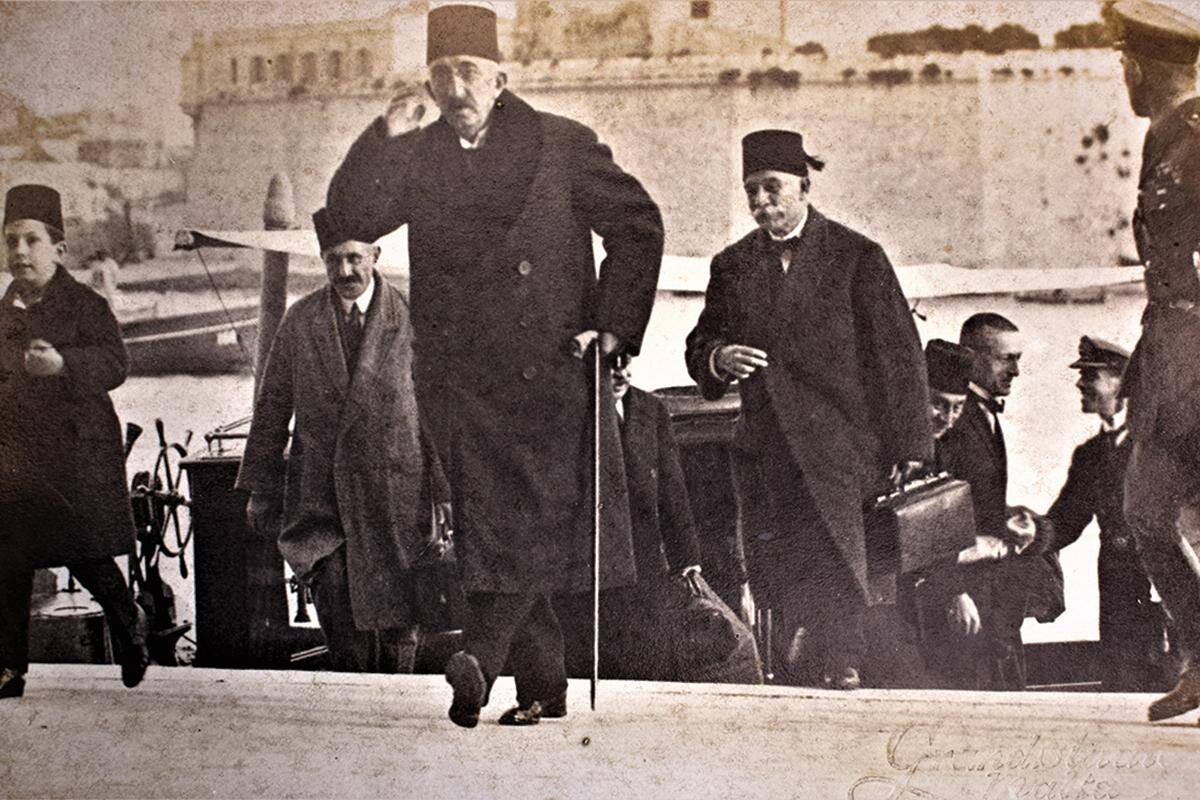 Мехмед VI покидает страну