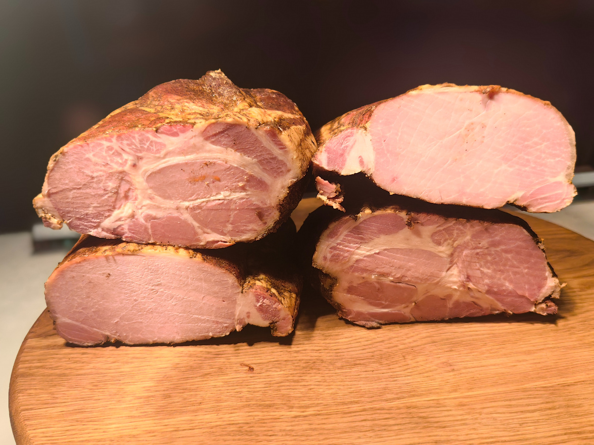 Свиная шейка и свиной карбонат, приготовленный на дубовых дровах в смокере