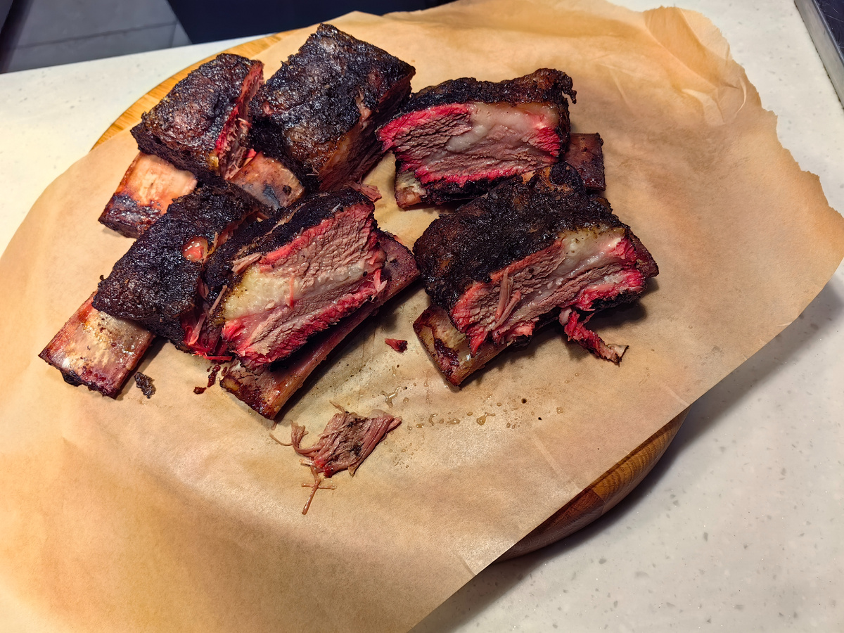 Говяжьи ребрышки, мясо отходит от костей, легкий аромат дыма, все это в сочетании с острым перчиком халапеньо дает незабываемый гастрономический вкус