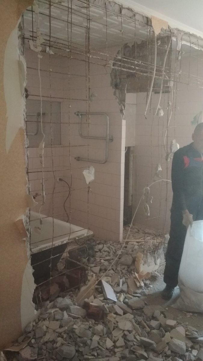Демонтаж санузла идет полным ходом