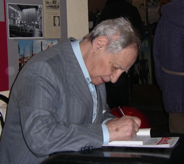 Здесь Владимир Самойлович уже в преклонном возрасте, 2009 год