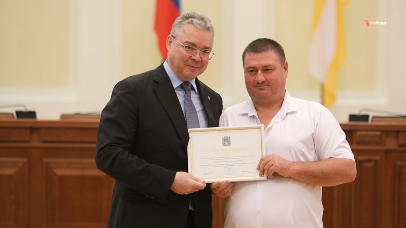    Владимир Владимиров вручил почётные грамоты правительства Ставропольского края Фото: Дмитрий Ахмадуллин/ / ИА «Победа26»