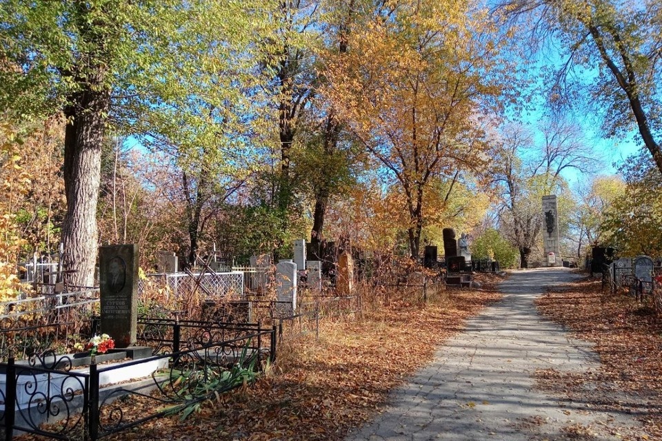    Старое кладбище – это словно музей надгробной архитектуры под открытым небом. Фото: Дарья ДОЛИНИНА.