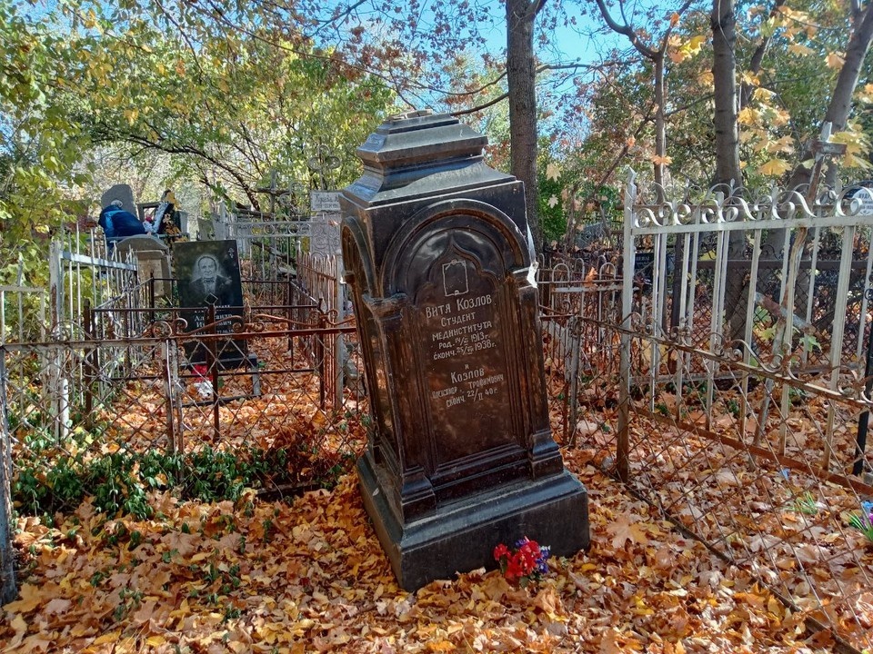    Удивительные надгробья начала 20-го века сохранились до нашего времени. Фото: Дарья ДОЛИНИНА.