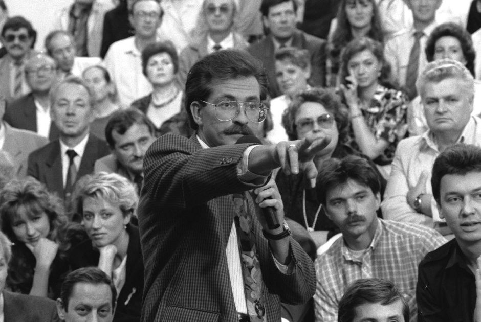 Владислав Листьев во время съемок телепередачи «Тема» 
Фото: Николай Малышев / ТАСС