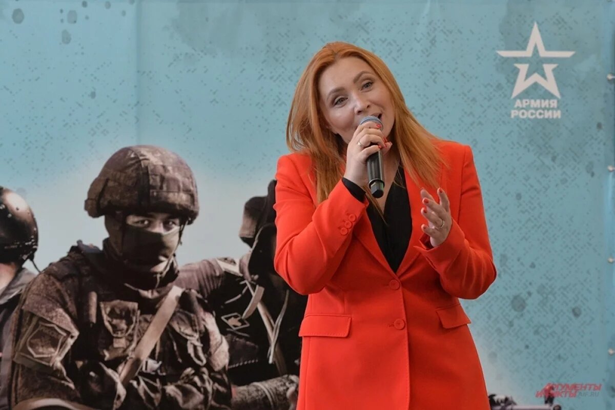    Певица Спиридонова посетила Единый пункт отбора на военную службу в Москве