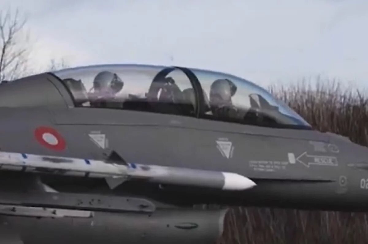    Самолет F-16.