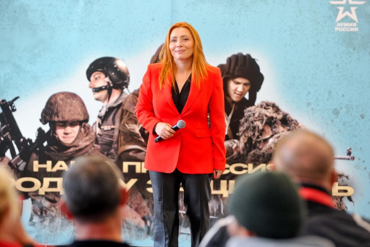    Певица Анастасия Спиридонова посетила Единый пункт отбора на военную службу по контракту и дала концерт перед военнослужащими. Агентство "Москва"