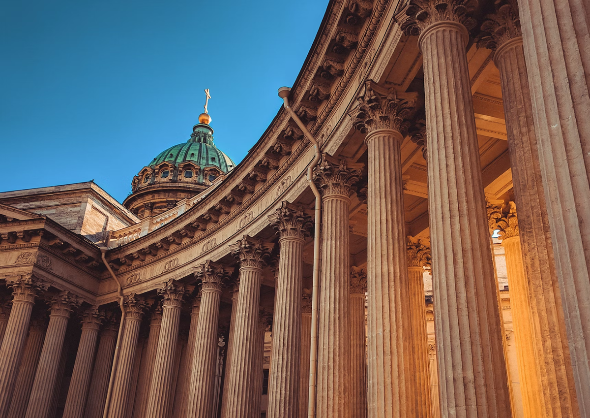 Источник: Unsplash https://unsplash.com/photos/brown-concrete-building-under-blue-sky-during-daytime-ElivX-VU1Qs