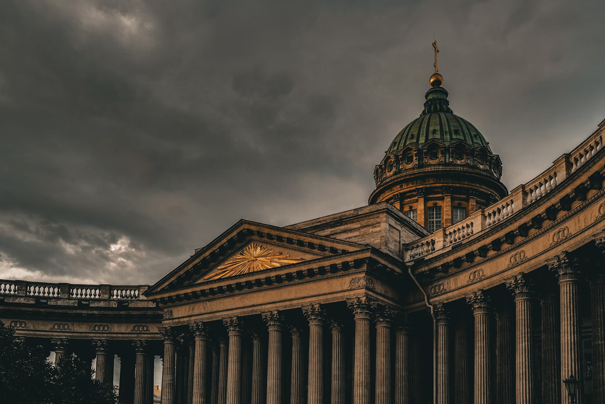 Источник: Unsplash https://unsplash.com/photos/a-building-with-columns-and-a-dome-on-top-cltMSUuddGc