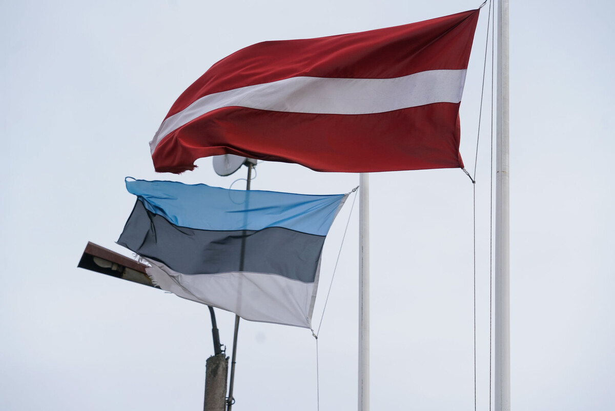 Флаги Эстонии и Латвии © Sputnik