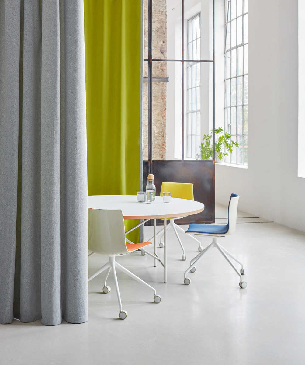 Эта фотография и далее в галерее – ткани швейцарской текстильной фабрики Creation Baumann