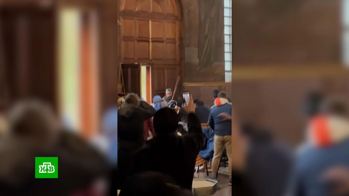    Люди в камуфляже обстреляли прихожан храма в Черкассах