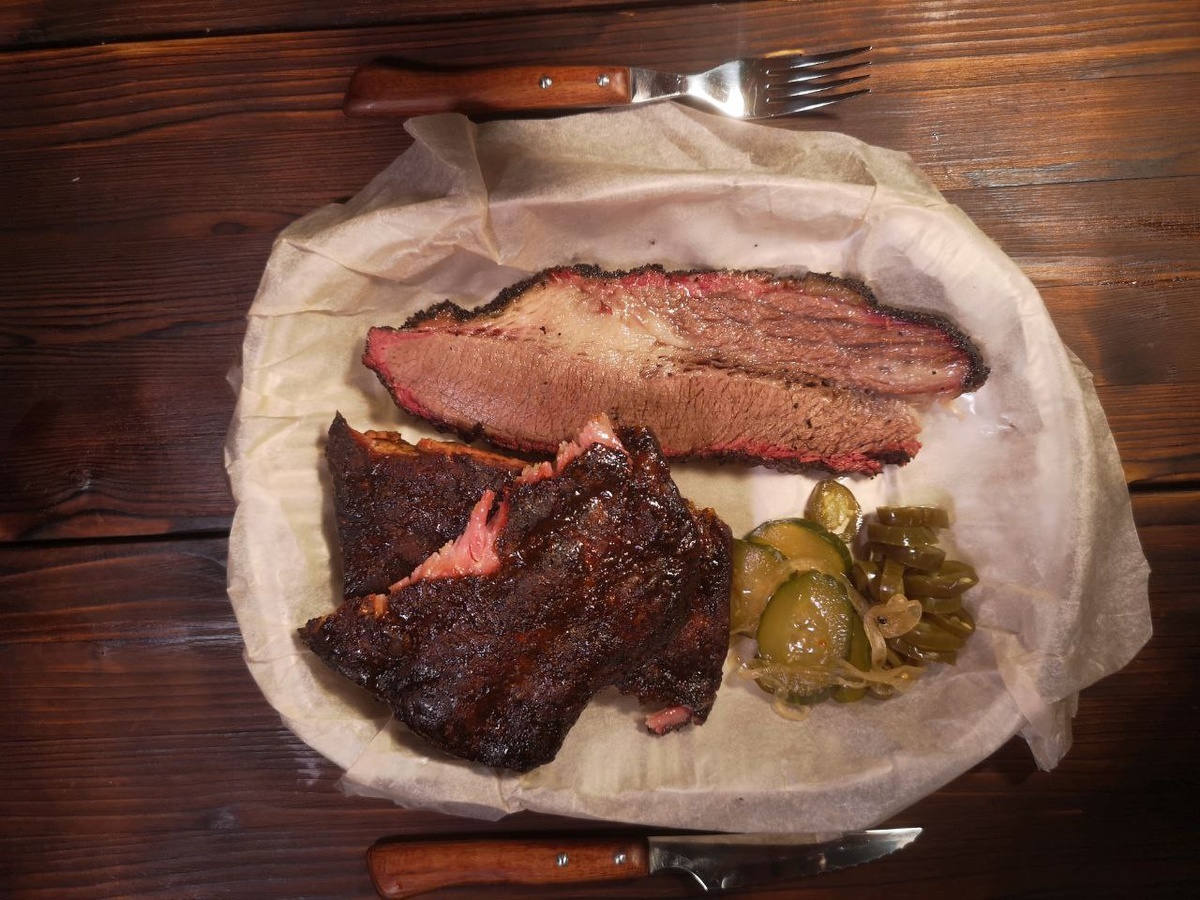 Брискет по-техасски и ребра bbq сделают любого человека добрее и счастливее