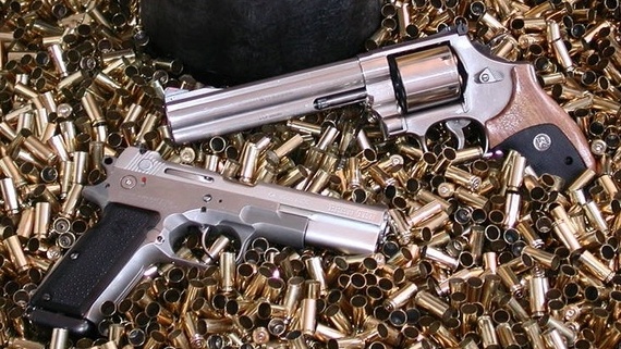 Пистолет Bren Ten рядом с револьвером Smith & Wesson Model 610. Красотища! (Авторы фото Edmond, Nono365, Nukes4Tots, CC BY-SA 3.0)