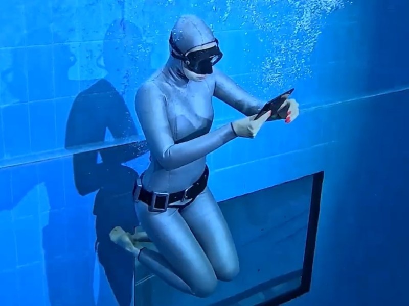    Складной Honor Magic V3 испытали в самом глубоком бассейне России