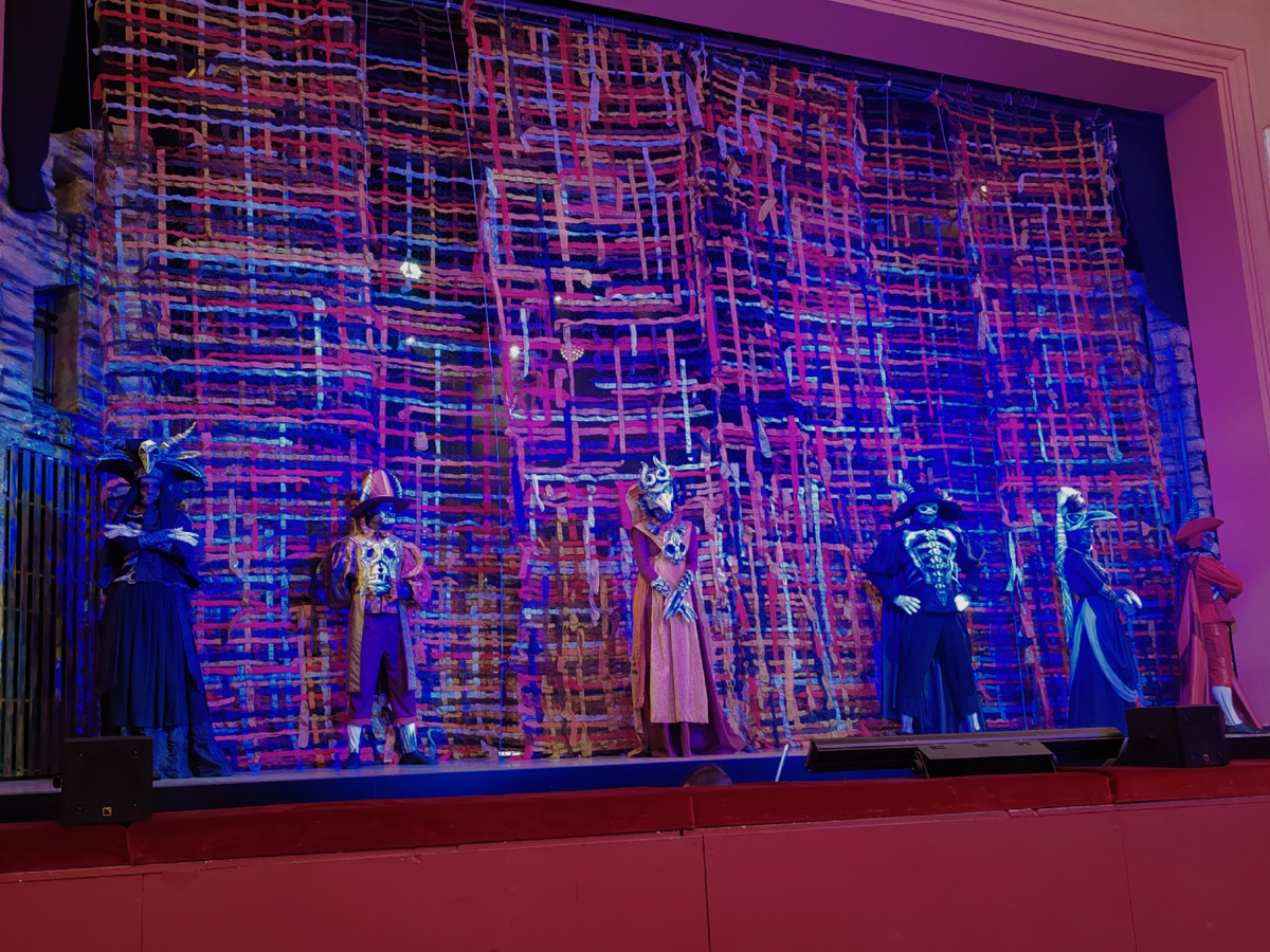 Снимать во время оперы запрещено, поэтому вот вам маски. Эти товарищи стоят так неподвижно весь антракт, лишь изредко меняя позы. 