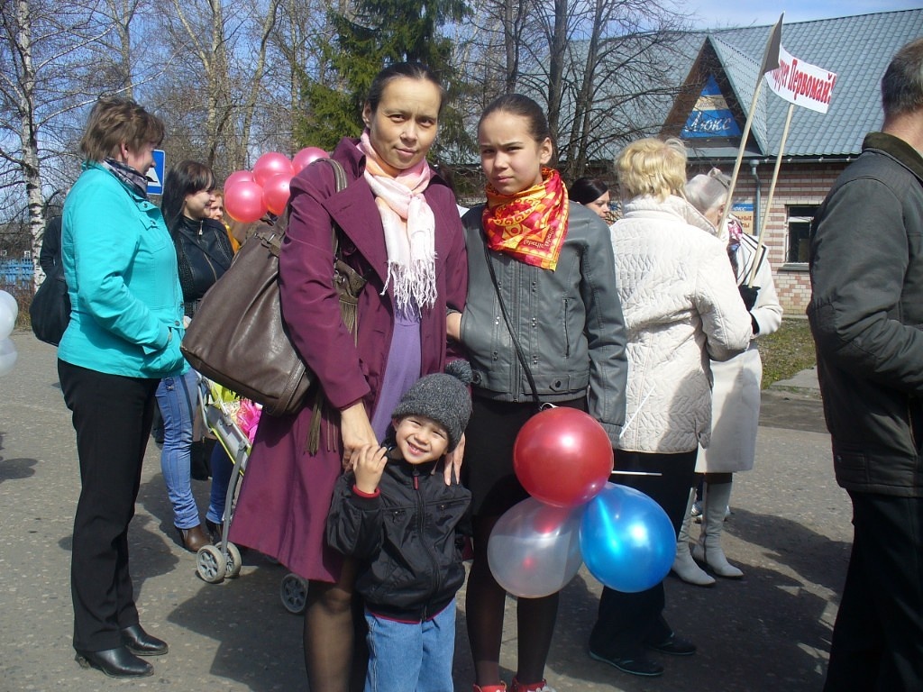 2015 год, Первомайская демонстрация. Со мной - Анютка и Тимка